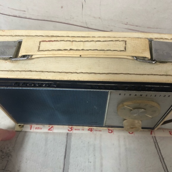 Vintage Lloyd's 8 Transistor AC/Battery Radio - Picture 5 of 13